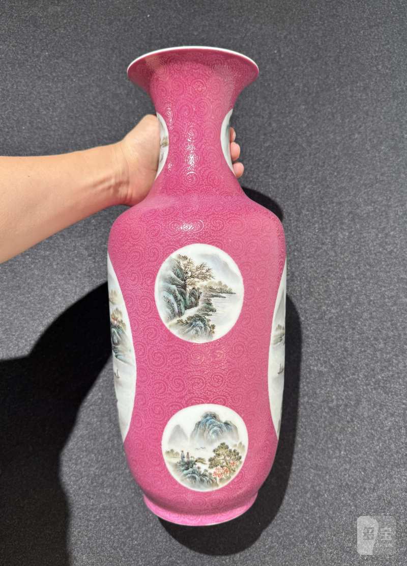 民国 胭脂红地轧道开光粉彩山水图瓶 - 图3